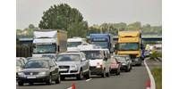  Rendőrök szabadították ki a dugóból a vajúdó kismamát  
