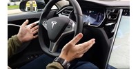  Egy youtuber a saját gyerekén tesztelte a Tesla önvezető módját  