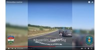  Videón, ahogy menet közben kiugrik az autóból a menekülő embercsempész  