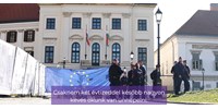  A Momentum kirakott egy EU-zászlót a Karmelita-kordonra a csatlakozás 19. évfordulójára  