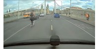  „Menjen már le az útról!” – rolleresnek kiabáltak az autósok az Erzsébet hídon  