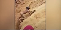  Puszta kézzel ásta ki az embereket a beomlott aranybányából – videó  