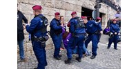  A rendőrök elkezdték szétválasztani a gyorskötözővel összeláncolt momentumosokat a Parlamentnél  