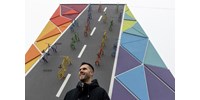 Kazincbarcika, a szürke iparváros? Ugyan! Az egyik házfalra még bicikliket is szereltek