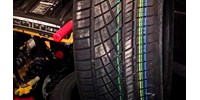  Ezért vannak színes csíkok az új autóabroncsok egy részén  