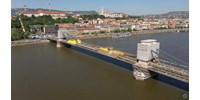  Videó: A Duna vízszintje alatt 14 méterrel is festik a Lánchidat  