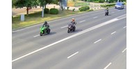  Dührohamot kapott egy motoros, mert nem tudott előzni, megütötte az autóst  