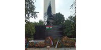  Fekete fóliával takarta el a nagybajomi szovjet emlékművet a hasonló akcióiról ismert Keresztény Zoltán  