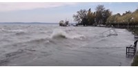  Videón, ahogy megbillenti a Balaton vizét a viharos szél  