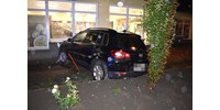 Egyenesen egy üzlet kirakatába hajtott egy autós Medgyesegyházán – fotók