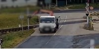  Elfelejtette lehajtani a darut, letarolta a vasúti átjárót egy teherautós Sopronnál – videó  