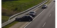  Kiegyenesítette a kanyart egy figyelmetlen autós az M86-oson, a szalagkorlát fogta meg – videó  