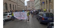  A futárok a katáért, mások a kormány ellen is tüntettek Szegeden  