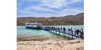 Visszaépítették a mobilstéget, már nem kell a turistáknak nyakig elmerülve partra evickélniük Kréta egyik legszebb strandján – videó