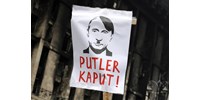  Egy szibériai bíróság betiltott több weboldalt, mert azokon Putyint Hitlerhez hasonlító képek voltak  