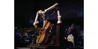  Zenetörténeti szenzáció: robot csellózik egy nagyzenekarban  