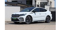 Feketén-fehéren ez a legerősebb Skoda: teszten a 299 lóerős új Enyaq villanykupé