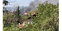  Három ház leégett Pécsen a mecseki tűzvészben, 120 tűzoltó oltja a lángokat  