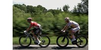  Kaotikus befutó a Tour de France-on: 65 km/h-val ugratták át az egyik földre eső versenyzőt  