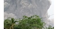  Menekülnek az emberek az indonéziai vulkán hatalmas hamufelhője elől ? videó  