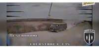  Videón, ahogy egy orosz kisbusz menekülni próbál az őt üldöző ukrán kamikaze drón elől  