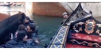A csatornában kötött ki egy turistacsoport Velencében, miután addig szelfizgettek, míg felborult a gondolájuk