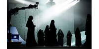 Rosszul lettek a nézők a stuttgarti operában egy előadáson, amiben meztelen, görkorcsolyázó apácák és „nem szimulált szex” is volt