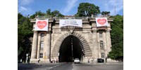  Molinóval akcióztak a civilek a Váralagútnál, tiltakoztak a kormány törvénytervezete ellen  