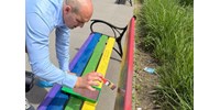 Barnára festett egy színes padot a II. kerületben a Mi Hazánk képviselője