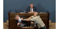  Verekedés tört ki a grúz parlamentben egy orosz mintára bevezetett törvény miatt – videó  