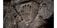  Rejtélyes, kőbe vésett tenyérnyomot találtak egy várárok feltárásakor izraeli régészek   