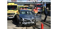  Mentőautó karambolozott Budapesten, többen megsérültek  
