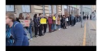  Háromezren, másfél kilométeres élőláncban tüntettek Zalaegerszegen a jobb oktatásért  