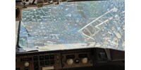  Horrorisztikus pillanat a pilótafülkében: pókhálósra repedt az ablak  