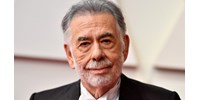 Francis Ford Coppola két videó szerint tolakodóan puszilgatta és ölelgette az új filmjének statisztáit