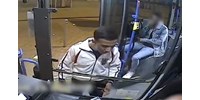  Keresik a férfit, aki megütött és megrúgott egy buszsofőr segítségére siető utast  
