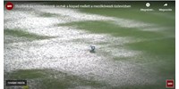  Víz alá került a focipálya egy része a Mezőkövesd-DVTK meccs közben - videó  