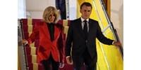  A Macron-házaspár incselkedésén viccelődik a Ryanair  