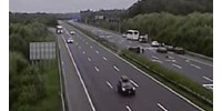 Átrepült az útelválasztó sövényen egy autó az M7-esnél – videó