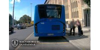  Botjánál fogva rántott le a buszról egy 89 éves utast egy férfi Ferencvárosban  