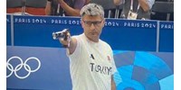 Sztár lett az interneten a török sportlövő, aki védőfelszerelés nélkül, zsebre dugott kézzel versenyzett