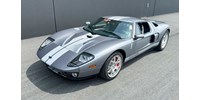 Még a védőfólia is rajta van ezen az alig 24 kilométert futott Ford GT-n