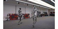  Úgy járkál ez a kínai humanoid robot, mint egy ember – videó  