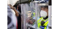  Rendőrök közé hajtott egy oltásellenes tüntető Új-Zélandon  
