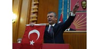  Egy gyilkosság miatt elítélt férfi megtámadta a török ellenzék vezetőjét és megütötte  