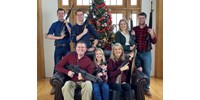  ?Mikulás, kérlek, hozz lőszert? - fegyverekkel pózol karácsonyra egy amerikai képviselő  