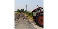  Letépte a vonat a traktor elejét Szarvasnál, a sofőr szinte ép bőrrel megúszta a balesetet  