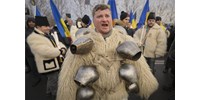  Covid-igazolvány ellen tüntetők ostromolták a parlament épületét Bukarestben  