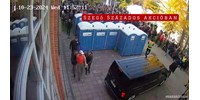  Videón: tiltakozó táblával üdvözölte Orbán Viktort, a TEK-esek hurcolták el  