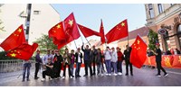  Tibeti zászlót takarnak, magyar képviselőt faggatnak, zászlós-sapkás tömeget hoznak össze - rejtélyes kínaiak dolgoznak azon, hogy minden rendben legyen az elnöki látogatáson  